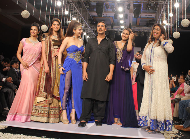 Anushka Ranjan, Sonakshi Sinha, Akshay Kumar and Anu Ranjan 